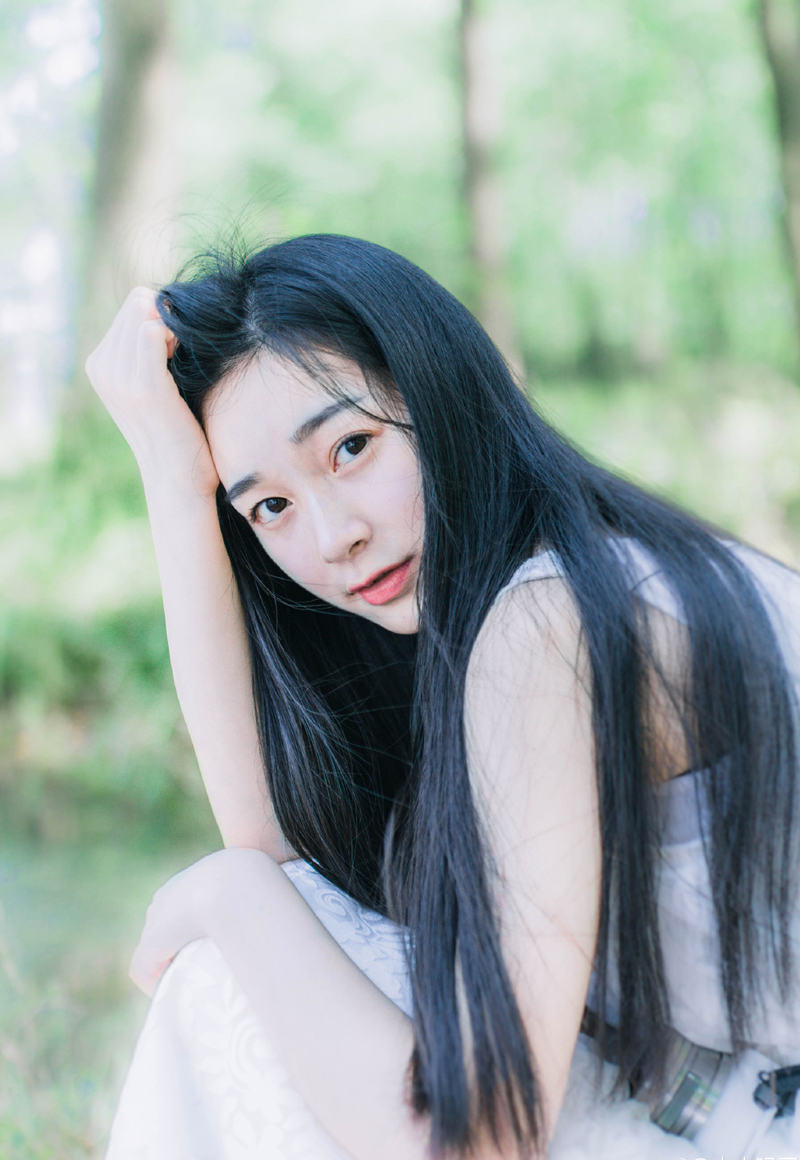 在这城市里，我相信一定会有那麽一个人，想着同样的事情，怀着相似的频率，在某站寂寞的出口，安排好了与我相遇。